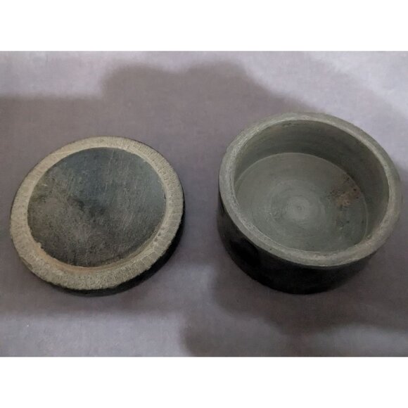 Mother of Pearl Inlay Elephant Soapstone Ring Trinket Box 2.5 in x 1.5 in - Picture 4 of 5